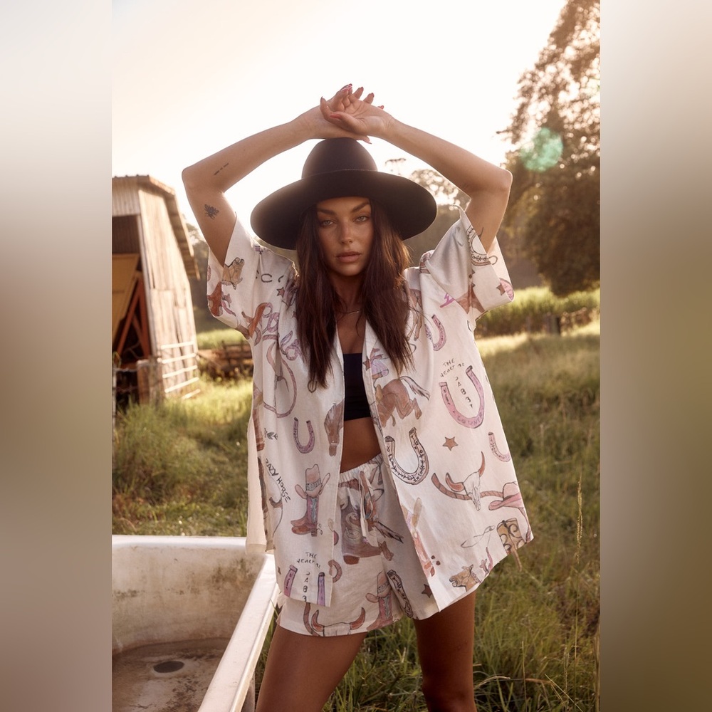 BNWT Sabbi 2 piece set. Top L Shorts XL